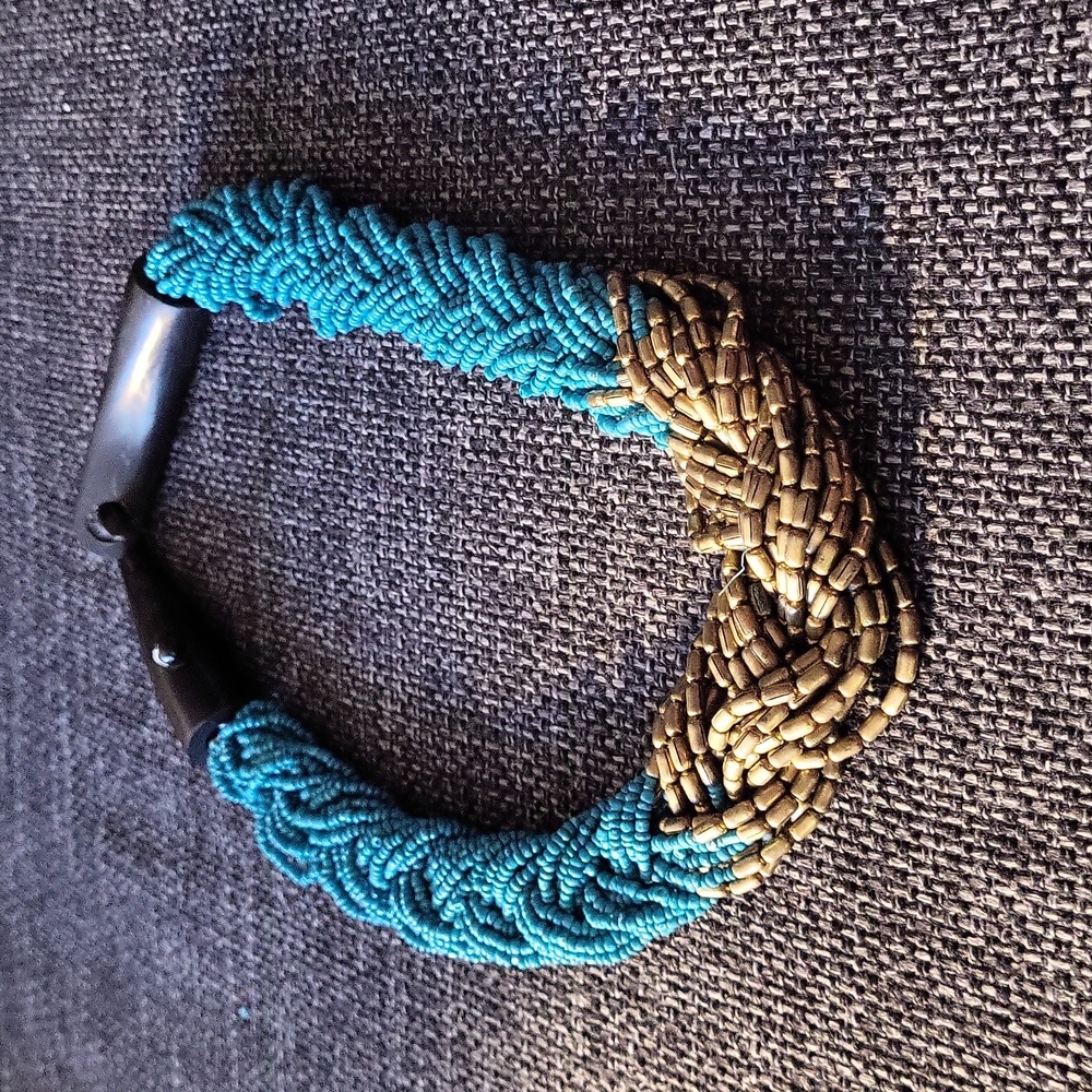 Beautiful necklase with wooden clip